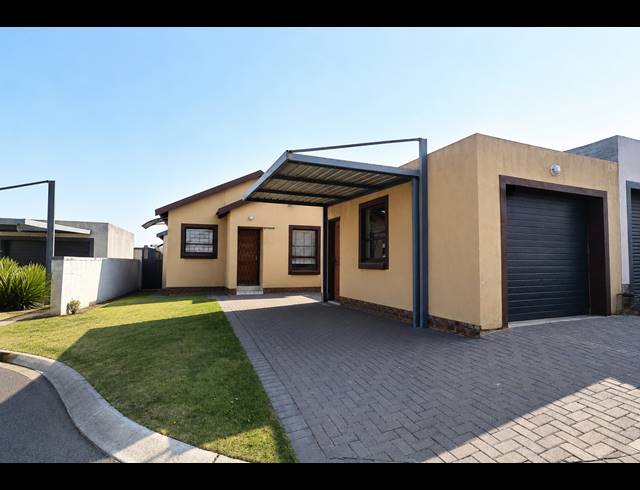 3 BEDROOM FREESTANDING FOR SALE IN KOSMOSDAL